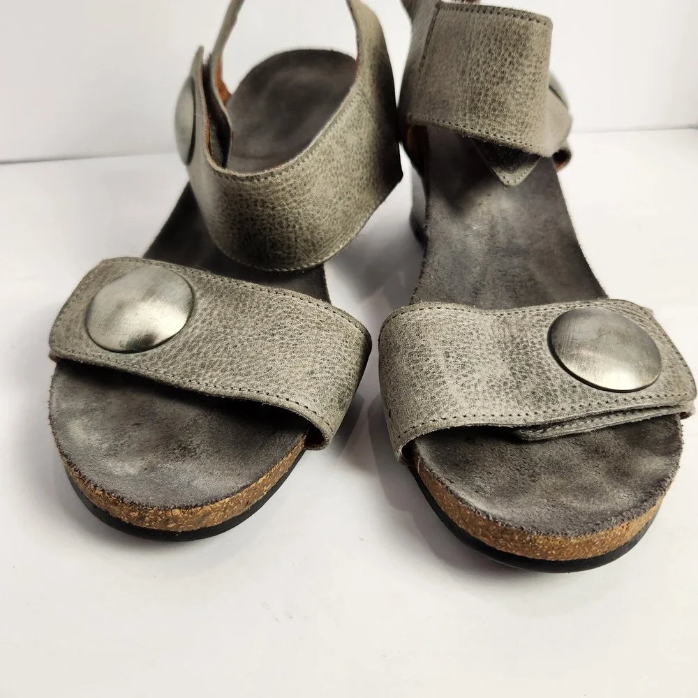 Taos Carousel 2 Wedge Heel Sandals Womens Size 8-8.5 Graphite Grey Leather Shoes